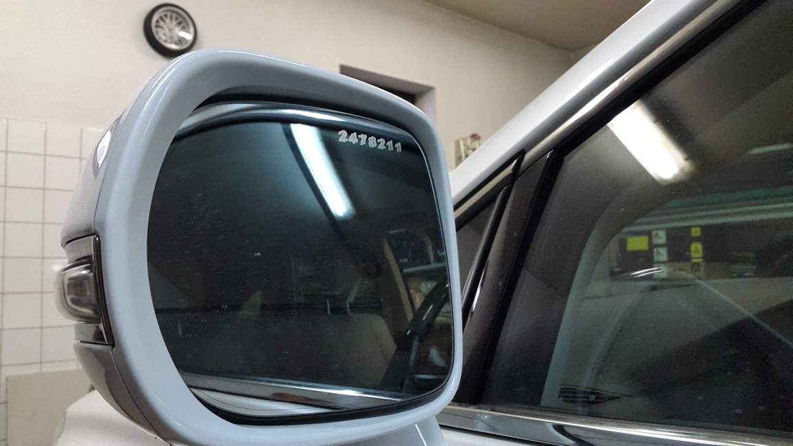 Маркировка или гравировка зеркал автомобиля - надежный помощник в защите от их кражи и воровства
